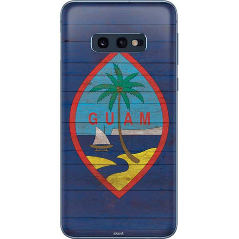 Guam Flag Dark Wood Galaxy S10e Skin