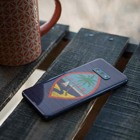Guam Flag Dark Wood Galaxy S10e Skin