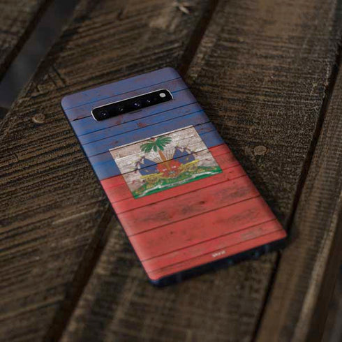 Haiti Flag Dark Wood Galaxy S10 Skin