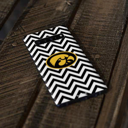 University of Iowa Hawkeyes Chevron Print Galaxy S10 Plus Skin