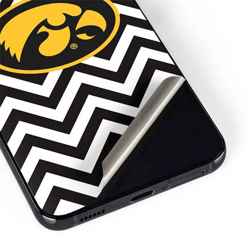 University of Iowa Hawkeyes Chevron Print Galaxy S22 Skin
