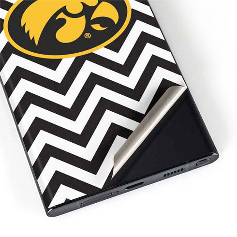University of Iowa Hawkeyes Chevron Print Galaxy S22 Ultra Skin