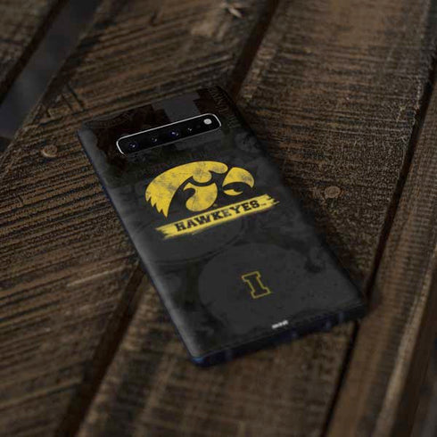 University of Iowa Hawkeyes Distressed Logo Galaxy S10 Plus Skin