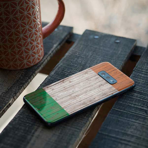 Ireland Flag Dark Wood Galaxy S10e Skin