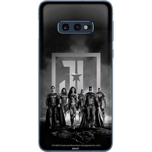 The Justice League (2017) Justice League Black and White Galaxy S10e Skin