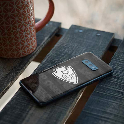NFL Kansas City Chiefs Black & White Galaxy S10e Skin
