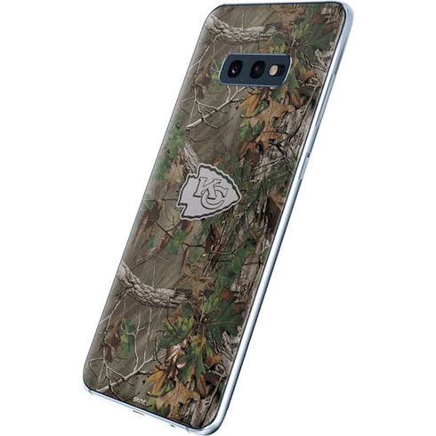 NFL Kansas City Chiefs Realtree Xtra Green Camo Galaxy S10e Skin