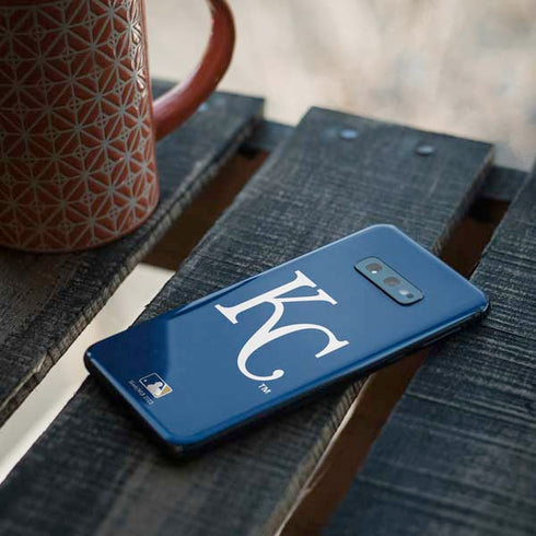 MLB Kansas City Royals - Solid Distressed Galaxy S10e Skin