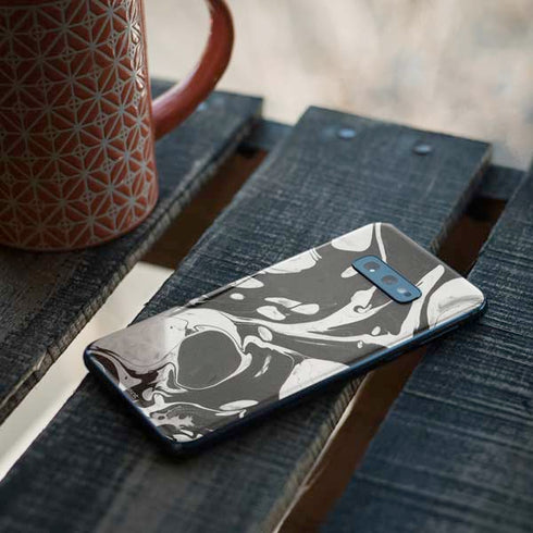 Marbleized Black Galaxy S10e Skin