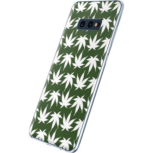 Marijuana Leaf White Pattern Galaxy S10e Skin