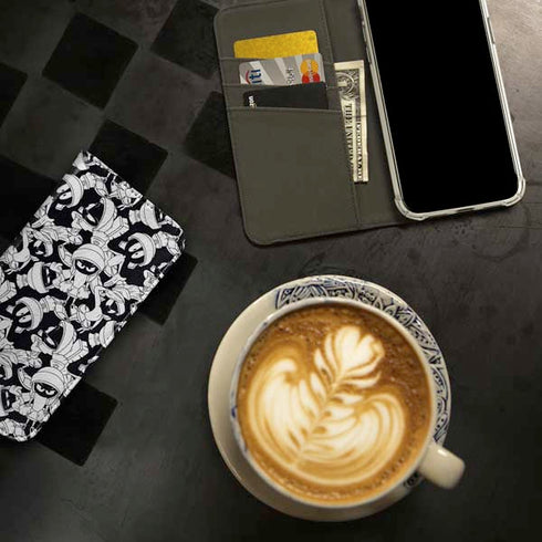 Looney Tunes Marvin Super Sized Pattern iPhone 15 Pro Folio Case