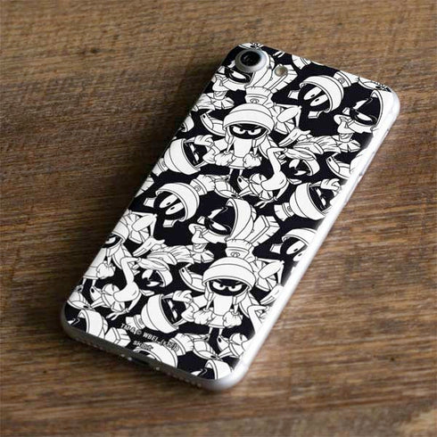 Looney Tunes Marvin Super Sized Pattern iPhone 7 Skin