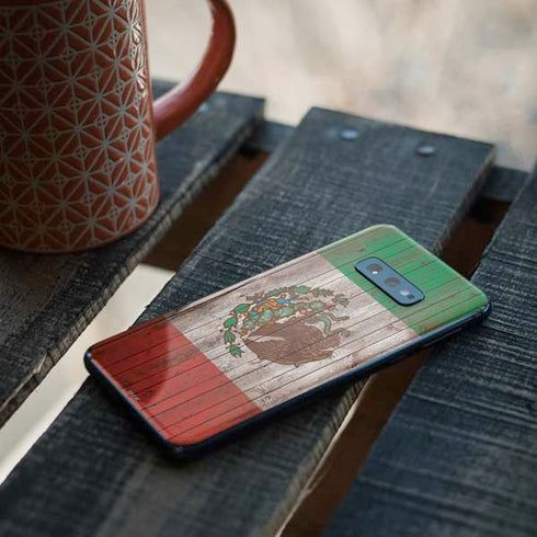 Mexican Flag Dark Wood Galaxy S10e Skin