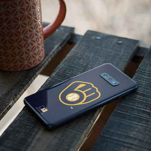 MLB Milwaukee Brewers - Solid Distressed Galaxy S10e Skin