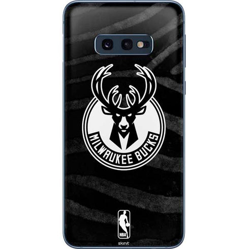 NBA Milwaukee Bucks Animal Print Black Galaxy S10e Skin