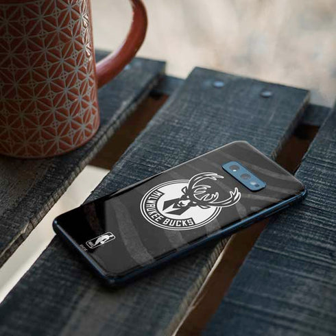 NBA Milwaukee Bucks Animal Print Black Galaxy S10e Skin