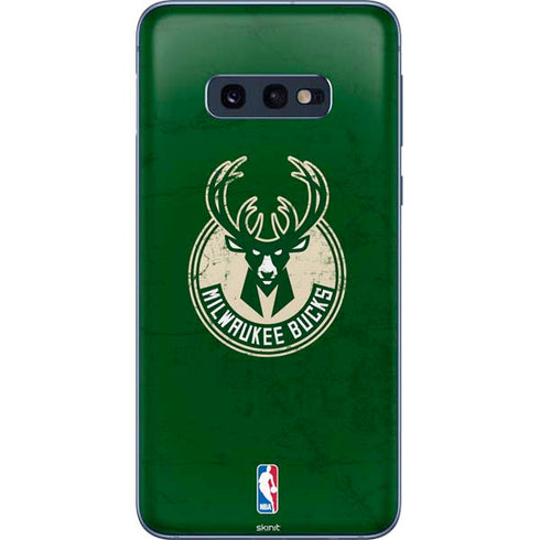 NBA Milwaukee Bucks Green Distressed Galaxy S10e Skin