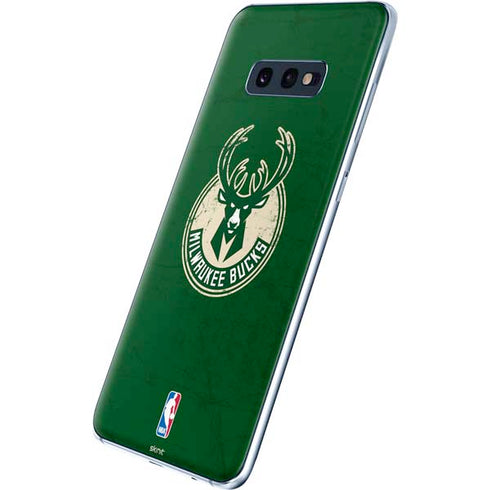 NBA Milwaukee Bucks Green Distressed Galaxy S10e Skin