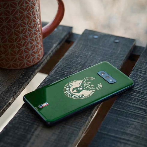 NBA Milwaukee Bucks Green Distressed Galaxy S10e Skin