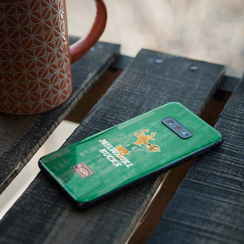 NBA Milwaukee Bucks Hardwood Classics Galaxy S10e Skin