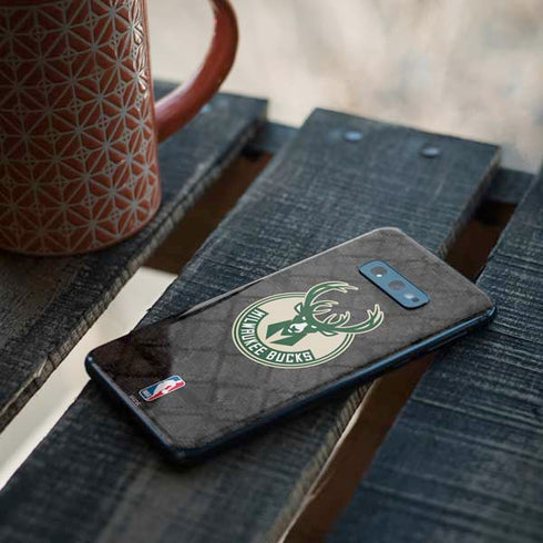 NBA Milwaukee Bucks Rusted Dark Galaxy S10e Skin