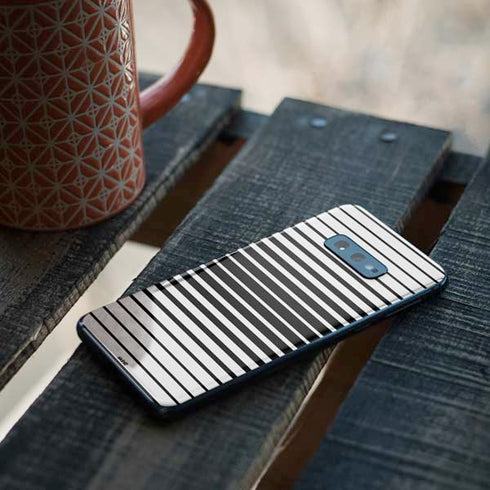 Modern Stripes Galaxy S10e Skin