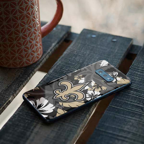 NFL New Orleans Saints Tropical Print Galaxy S10e Skin