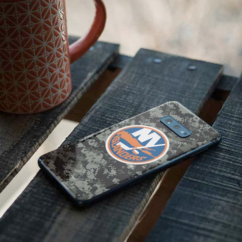 NHL New York Islanders Camo Galaxy S10e Skin