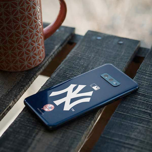 MLB New York Yankees - Solid Distressed Galaxy S10e Skin