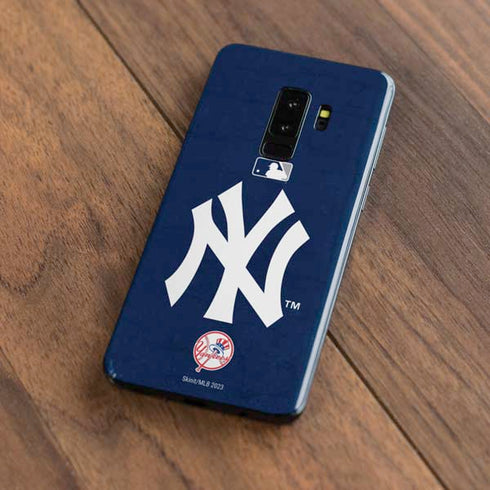 MLB New York Yankees - Solid Distressed Galaxy S9 Plus Skin