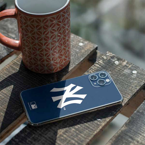 MLB New York Yankees - Solid Distressed iPhone 11 Pro Skin