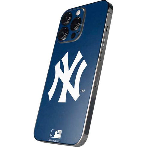 MLB New York Yankees - Solid Distressed iPhone 15 Pro Skin