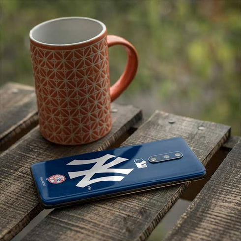 MLB New York Yankees - Solid Distressed OnePlus 7 Pro Skin