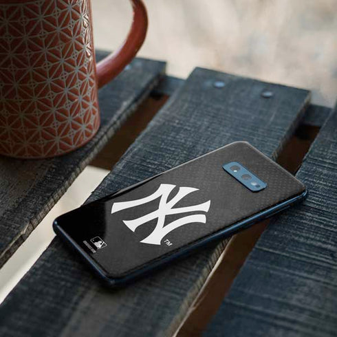 MLB New York Yankees Dark Wash Galaxy S10e Skin