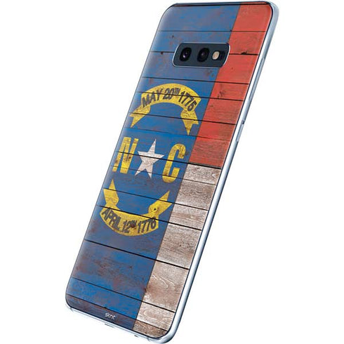 North Carolina Flag Dark Wood Galaxy S10e Skin