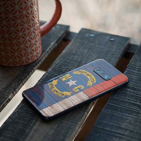 North Carolina Flag Dark Wood Galaxy S10e Skin