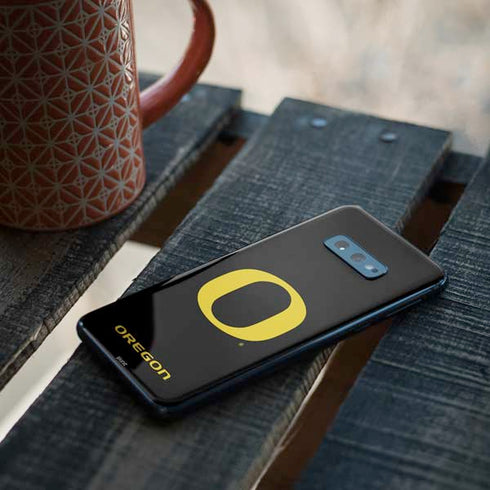 University of Oregon Ducks Black Gradient Galaxy S10e Skin