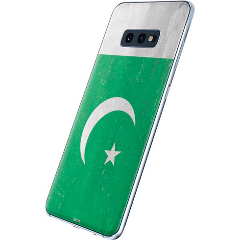 Pakistan Flag Distressed Galaxy S10e Skin