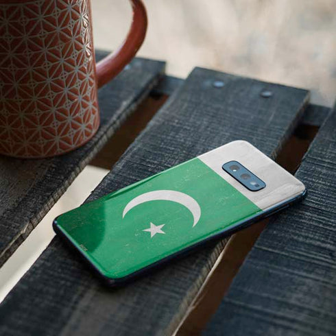 Pakistan Flag Distressed Galaxy S10e Skin