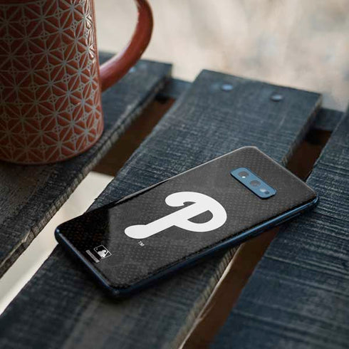 MLB Philadelphia Phillies Dark Wash Galaxy S10e Skin
