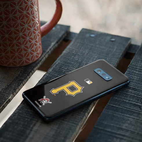 MLB Pittsburgh Pirates - Solid Distressed Galaxy S10e Skin