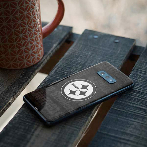 NFL Pittsburgh Steelers Black & White Galaxy S10e Skin