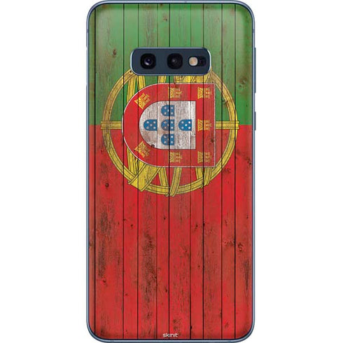 Portuguese Flag Dark Wood Galaxy S10e Skin