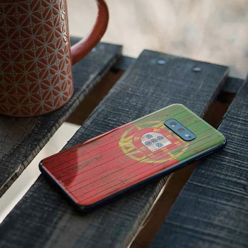 Portuguese Flag Dark Wood Galaxy S10e Skin