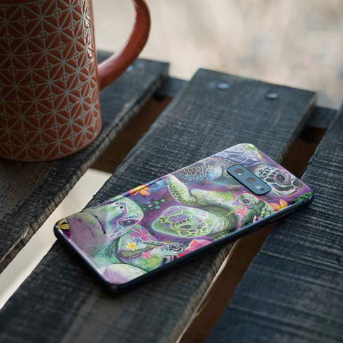Rainbow Sea Turtles by Sheena Pike Galaxy S10e Skin