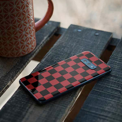 Red and Black Checkerboard Galaxy S10e Skin