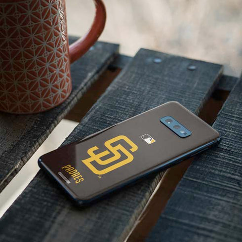 MLB San Diego Padres - Solid Distressed Galaxy S10e Skin