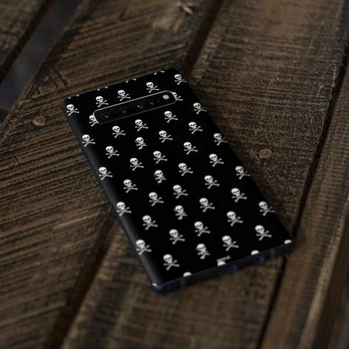 Skull and Crossbones (white) Galaxy S10 Skin