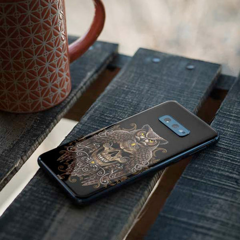 Skull and Owl by Sarah Richter Galaxy S10e Skin