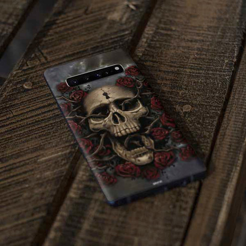 Liquid Blue Skull Entwined with Roses Galaxy S10 Skin